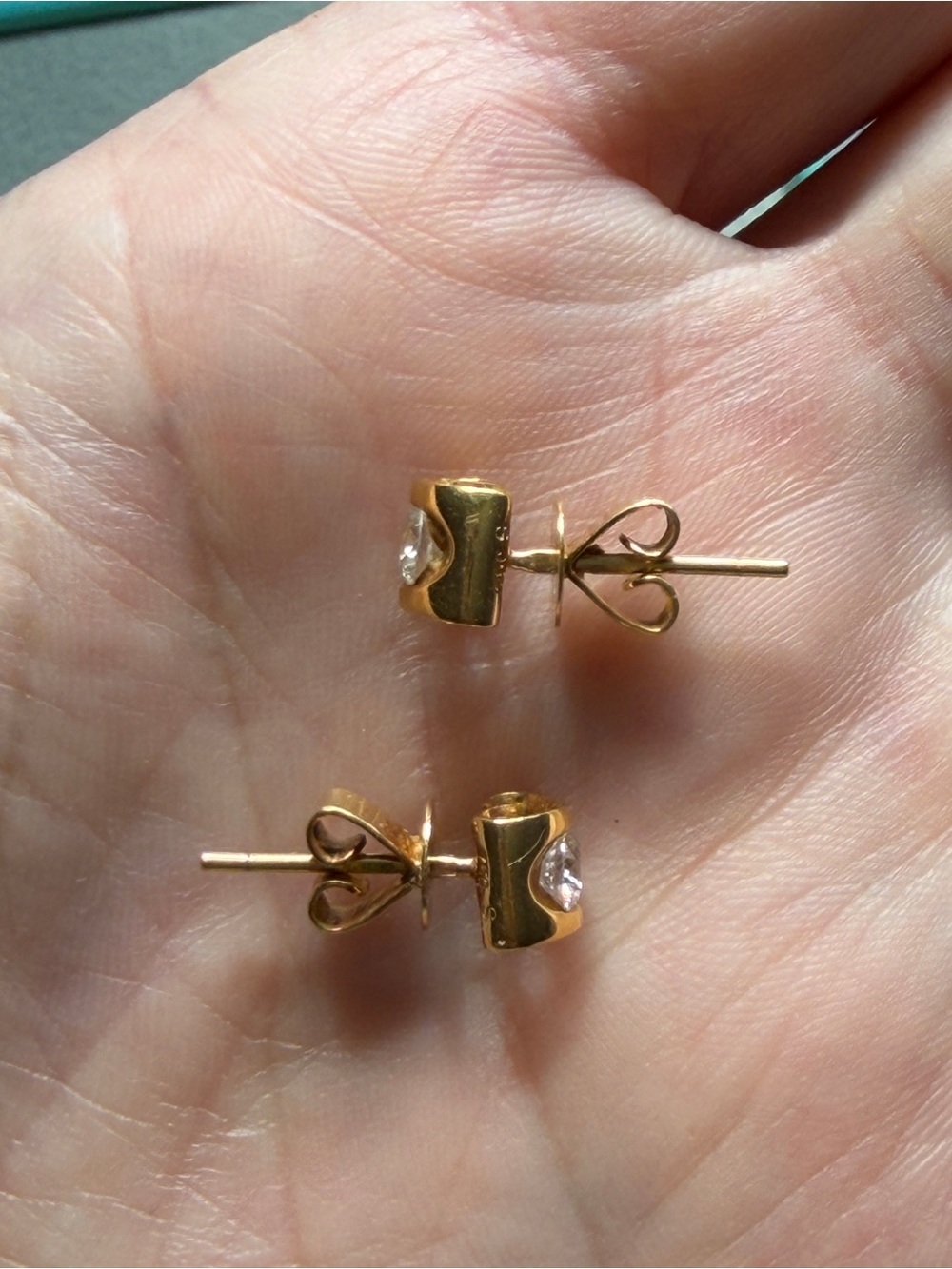 18K Yellow Gold 750 Heart Shaped Diamond Stud Earrings - Picture 2 of 5